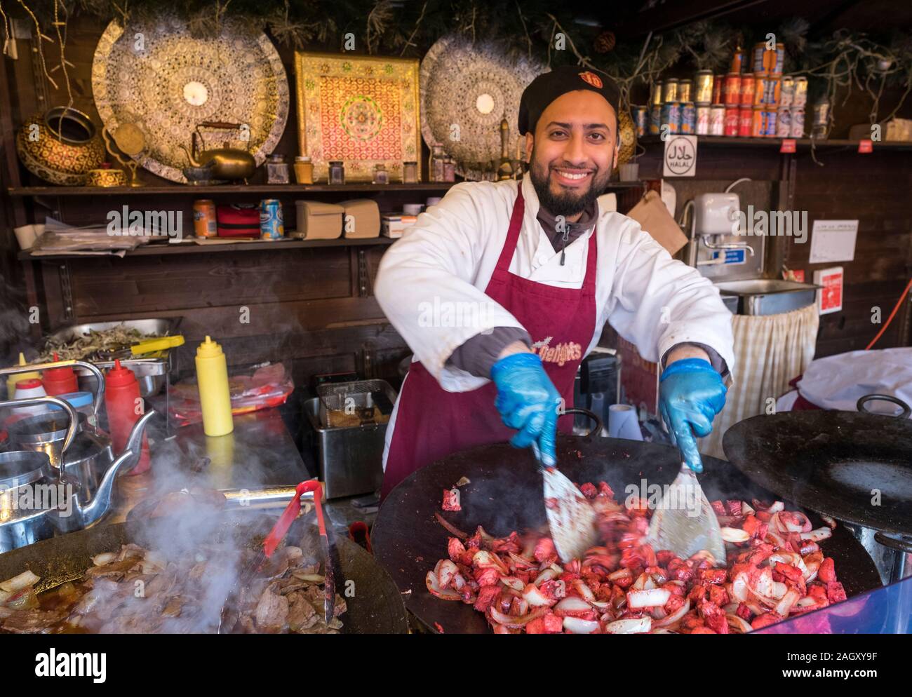 Uno chef cucinare il pollo Tikka alla Edinburgh mercatino di Natale, Edimburgo. Foto Stock