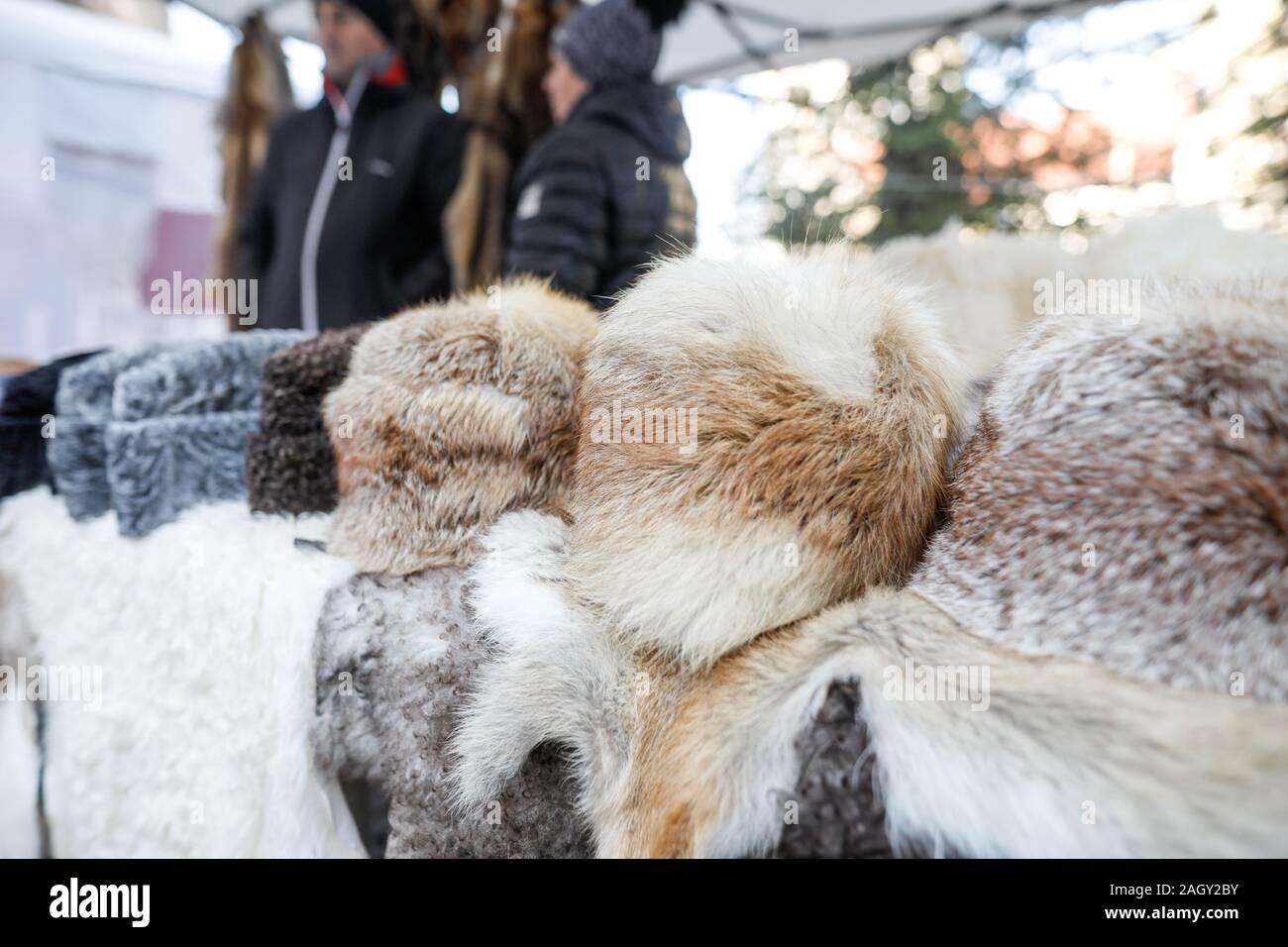Cappelli di pelliccia e altri animali pellicce in mostra ad una fiera dei contadini a Bucarest, in Romania. Foto Stock