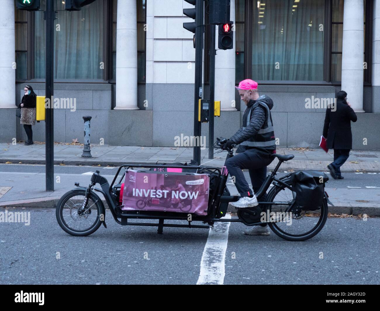 Ciclo di Londra sul corriere mi pedale di bicicletta con investire ora Crowdcube segno su un annuncio sul lato di carico bike Foto Stock