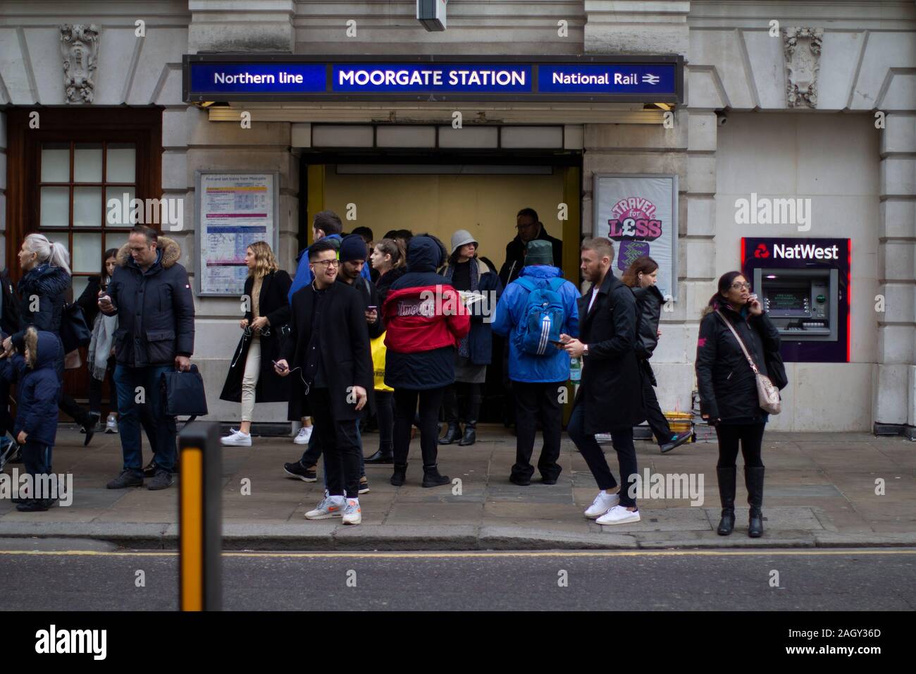 Moorgate station durante la mattina ora di punta con il time-out time out distributore caricatore Foto Stock