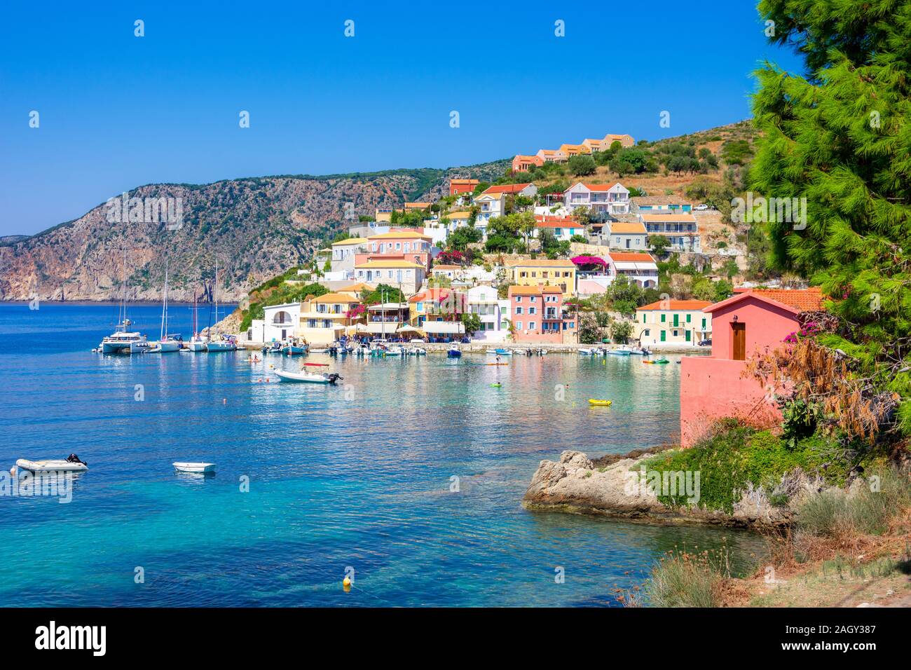 Il pittoresco villaggio di Assos sull'isola di Cefalonia, Grecia Foto Stock