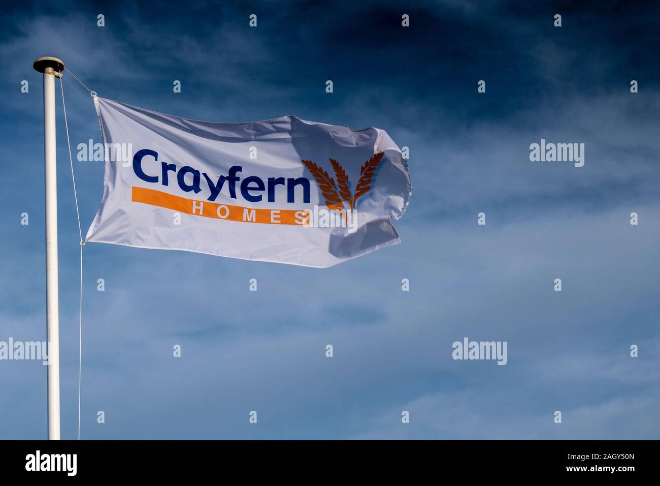 Yapton, West Sussex, Regno Unito, dicembre 22, 2019. Case Crayfern bandiera fuori del loro nuovo cinque acri di sviluppo in Yapton. Foto Stock