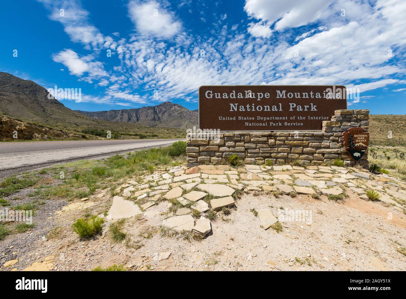 Distesa di sale, TX / STATI UNITI D'America - 9 Luglio 2019: Parco Nazionale delle Montagne Guadalupe segno nella distesa di sale, TX, con spazio di copia Foto Stock