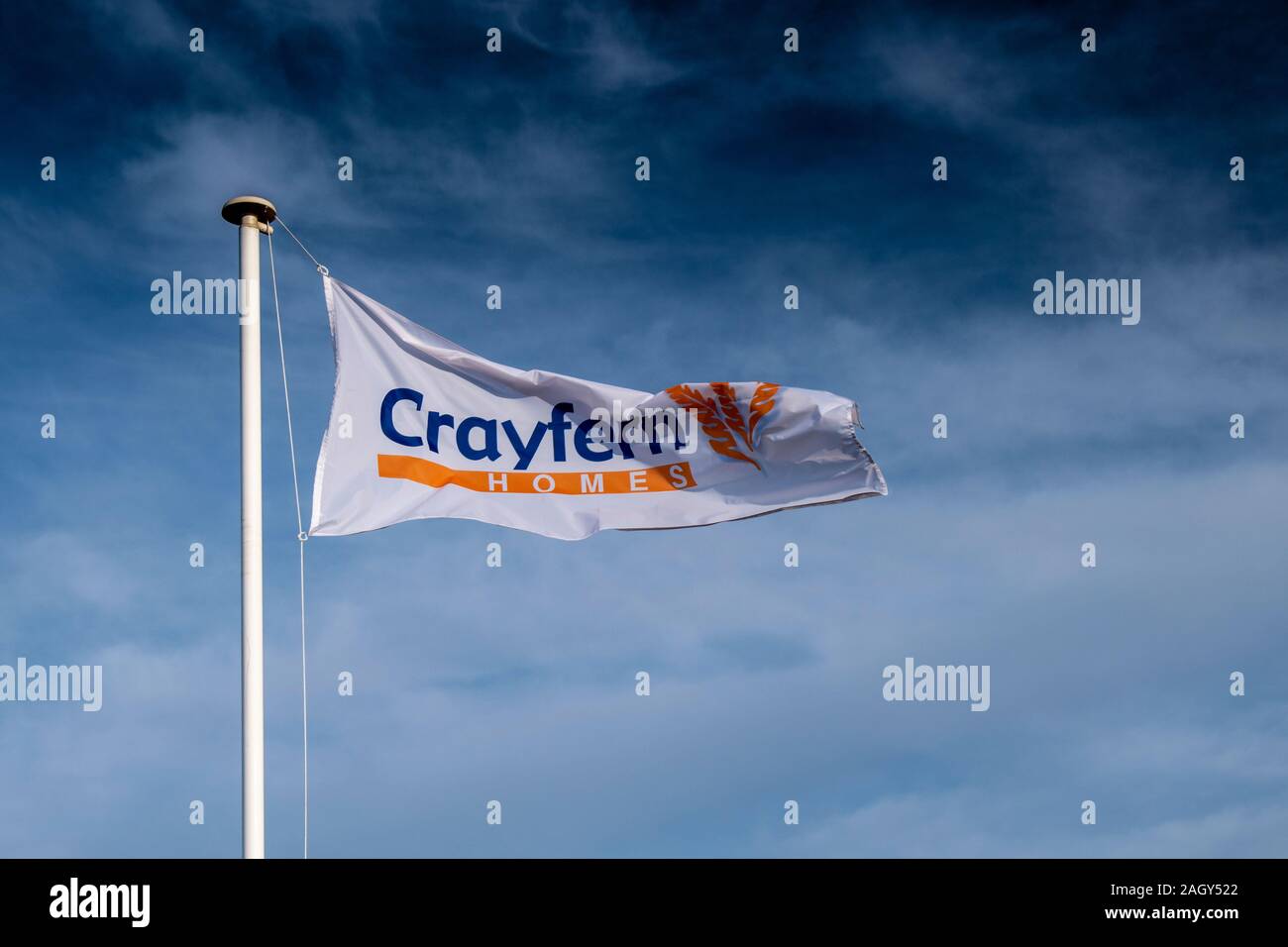 Yapton, West Sussex, Regno Unito, dicembre 22, 2019. Case Crayfern bandiera fuori del loro nuovo cinque acri di sviluppo. Foto Stock