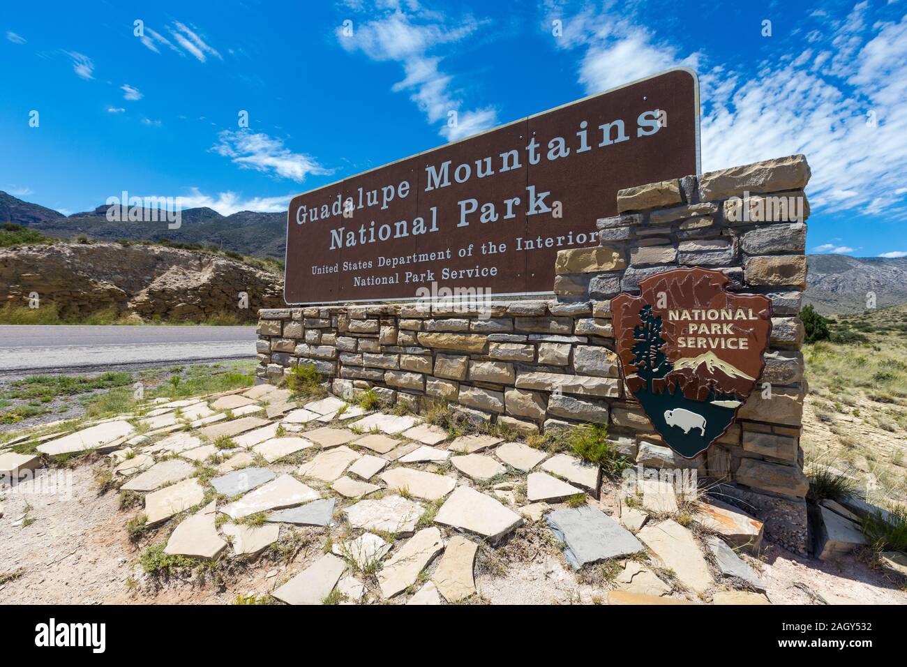 Distesa di sale, TX / STATI UNITI D'America - 9 Luglio 2019: Parco Nazionale delle Montagne Guadalupe segno nella distesa di sale, TX, con spazio di copia Foto Stock