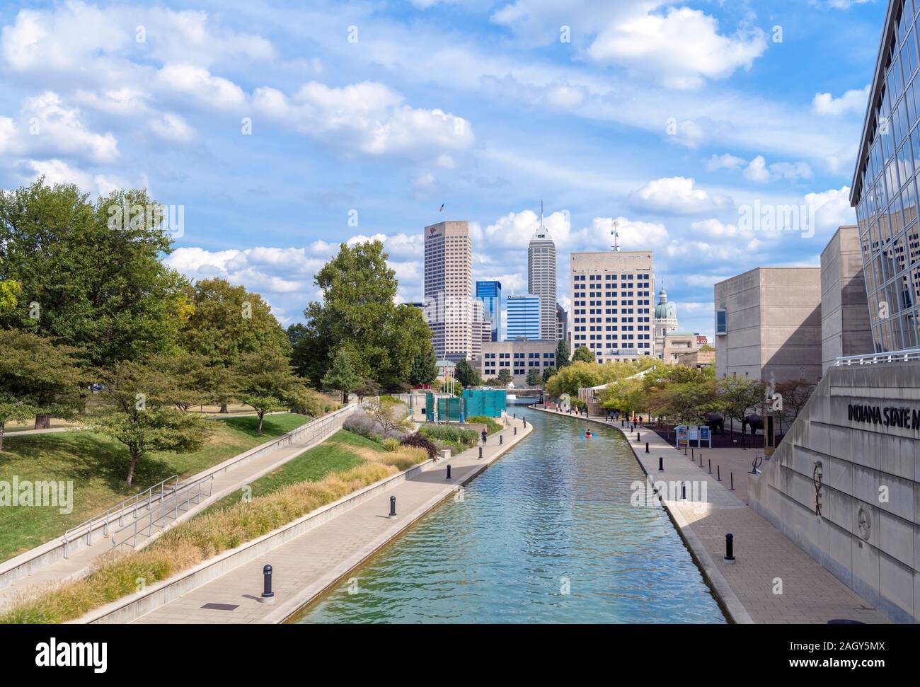 Lo skyline del centro cittadino e e canal a piedi dal quartiere del canale, Indianapolis, Indiana, Stati Uniti d'America. Il museo dello stato dell'Indiana è a destra. Foto Stock