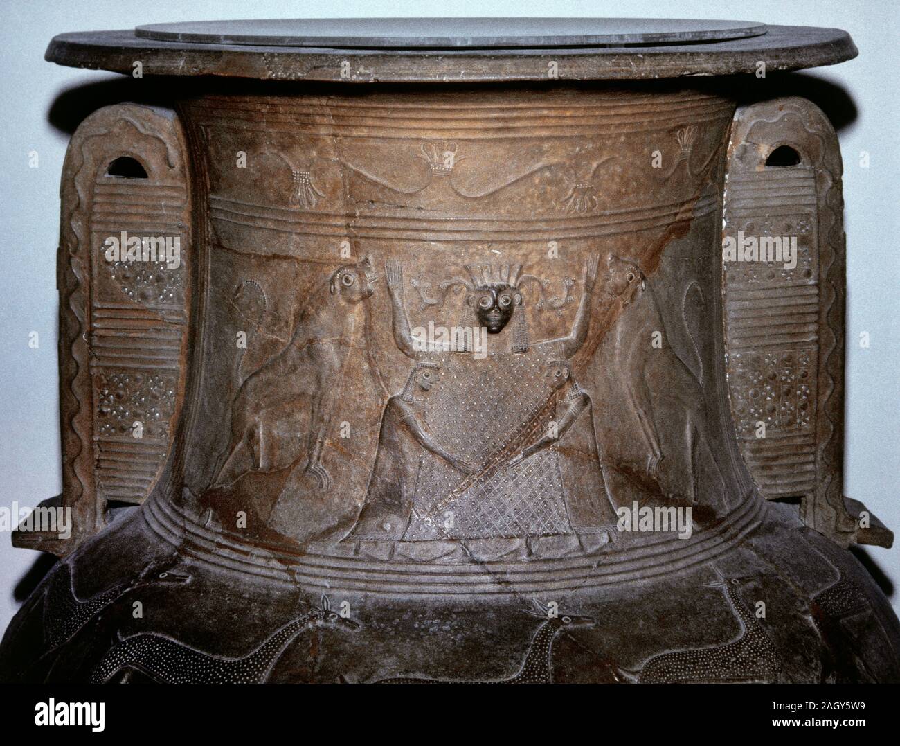 Rilievo delle Cicladi. Pithos. Raffigurazione della Potnia Theron e amante degli animali. Dea della natura, coronata con fiori e shotts, fiancheggiata da due leonesse rampante e due donne sottomesso. Seconda metà del VII secolo A.C. Isola di Delos. Museo Archeologico Nazionale. Atene, Grecia. Foto Stock