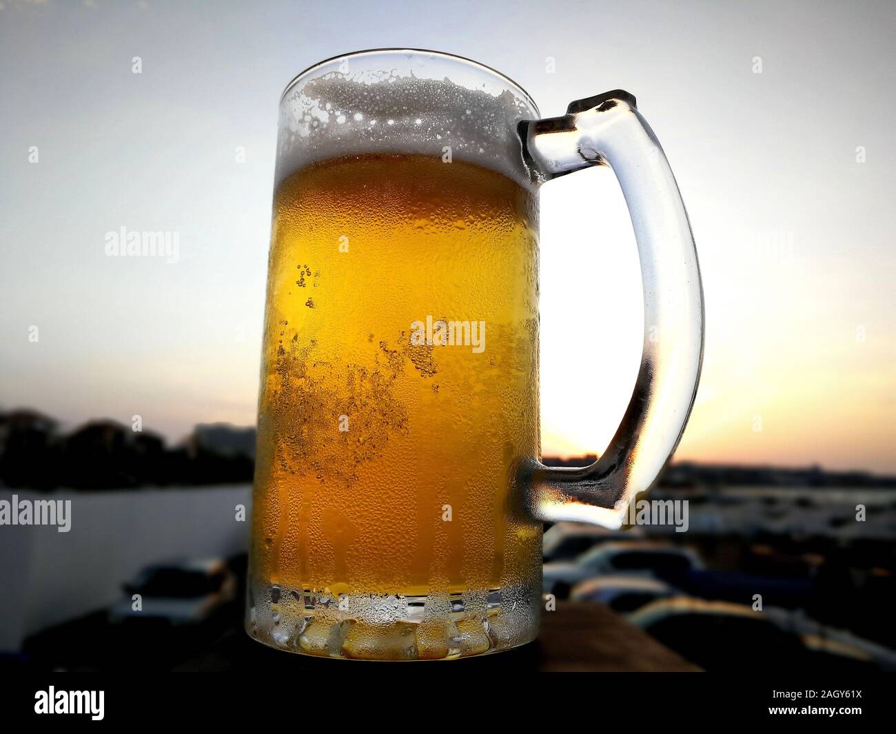 Bolle nella birra in vetro. la birra viene versata in un bicchiere di birra e fluisce in schiuma nel bicchiere Foto Stock