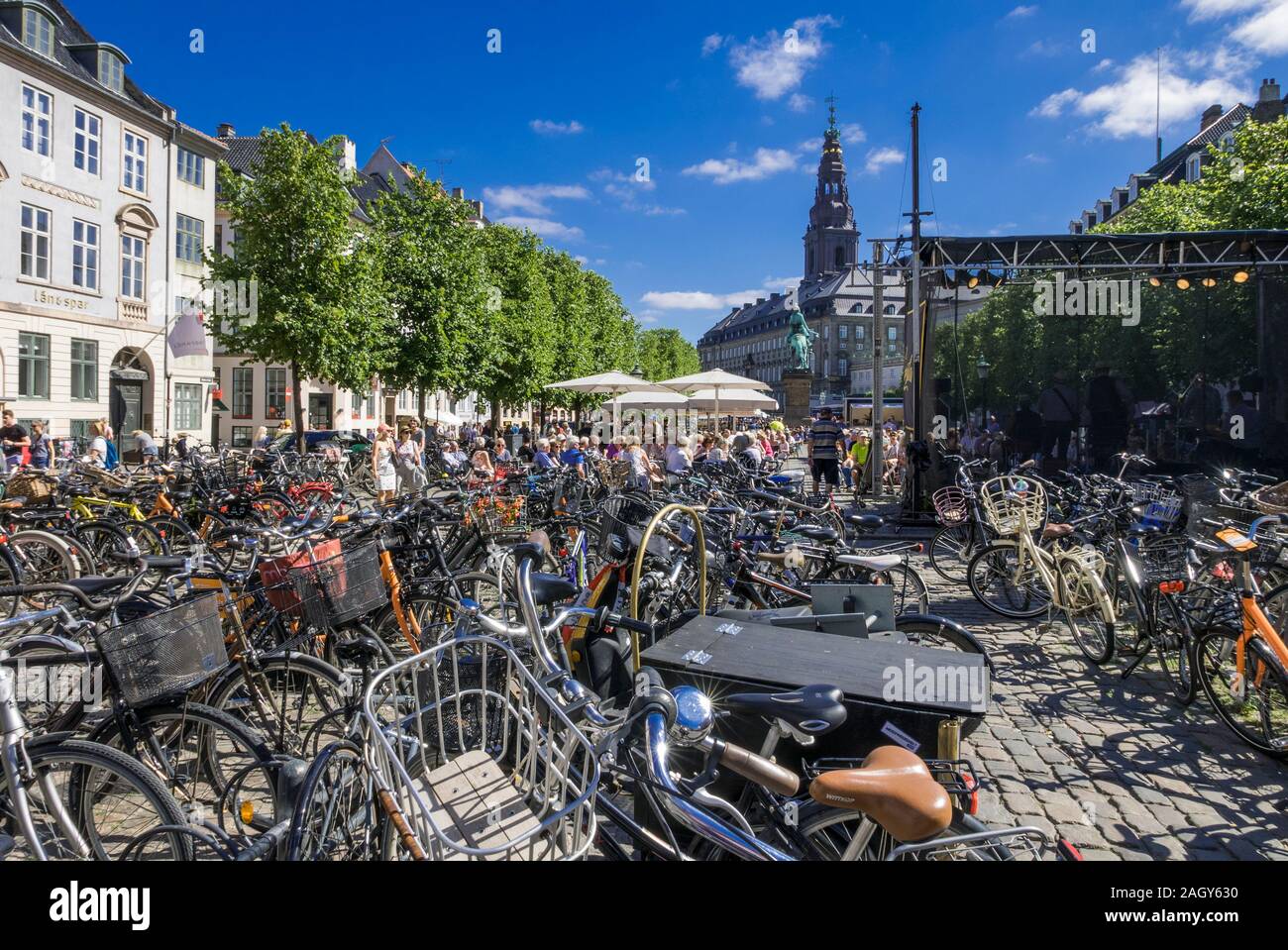 Rack di biciclette in Piazza Amager a Copenhagen, Danimarca Foto Stock
