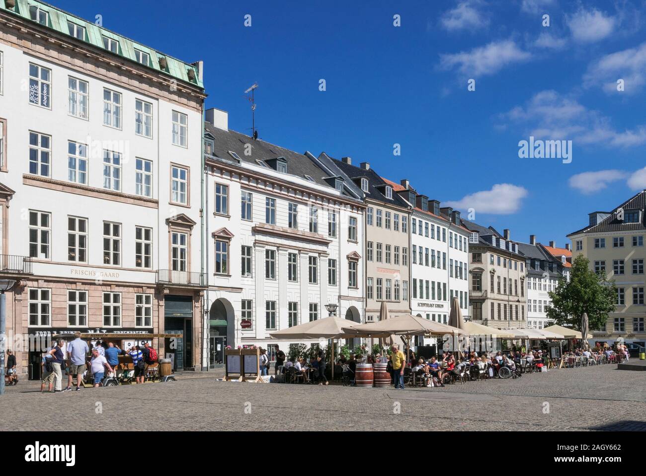 La gente seduta in sun ascoltando musica dal vivo a Copenhagen, Danimarca Foto Stock