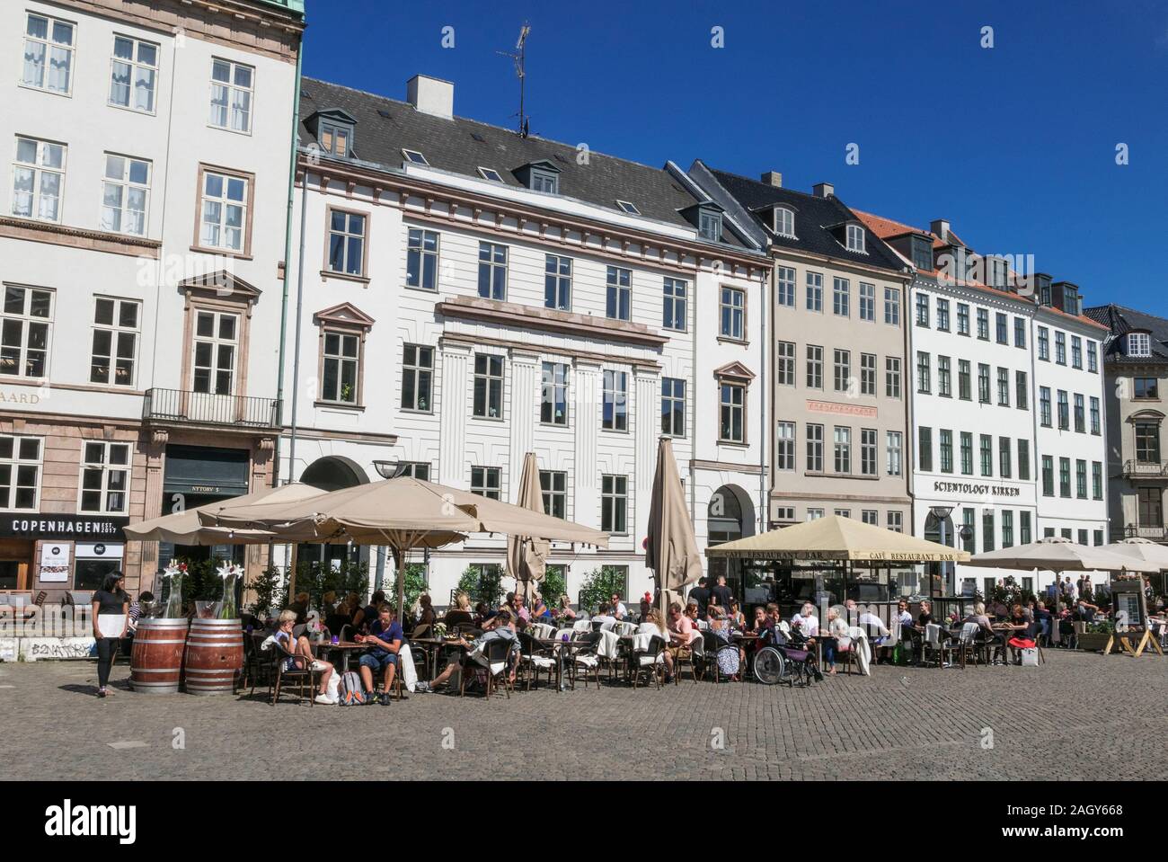 La gente seduta in sun ascoltando musica dal vivo a Copenhagen, Danimarca Foto Stock