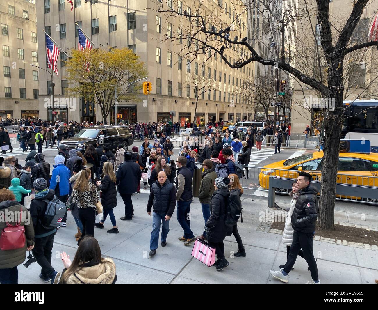 La folla di turisti e newyorkesi inaugurano la stagione delle vacanze sul "Black Friday" sulla 5th Avenue alla 50th Street presso il Rockefeller Center nel centro di Manhattan Foto Stock