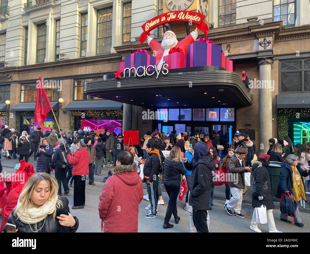 La folla degli acquirenti al di fuori del magazzino Macy's su Broadway e 34th Street dando dei calci a fuori la gazzetta vacanze di Natale stagione di shopping in New York Foto Stock