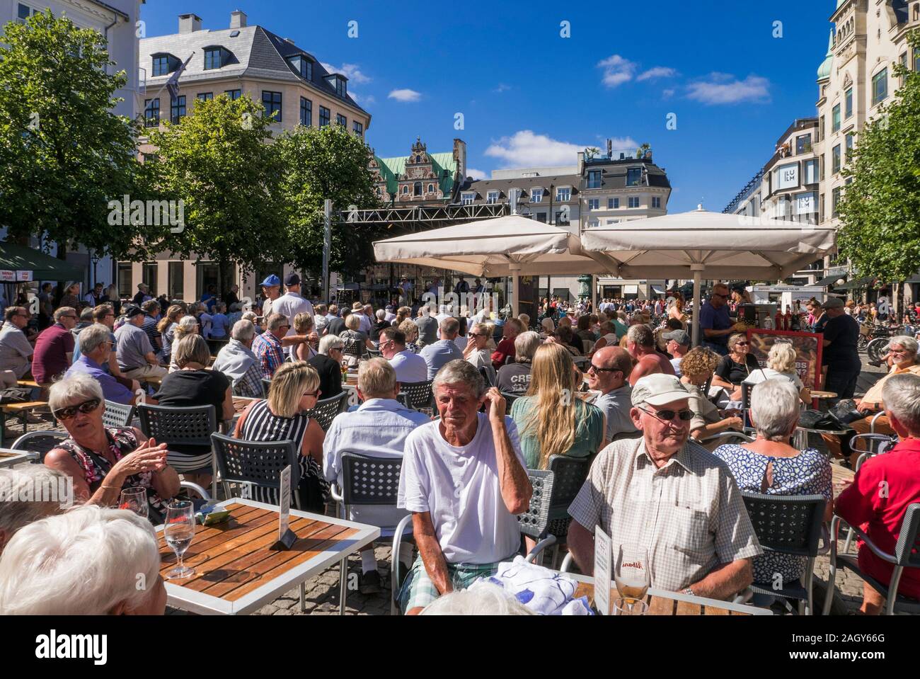 La gente seduta in sun ascoltando musica dal vivo a Copenhagen, Danimarca Foto Stock