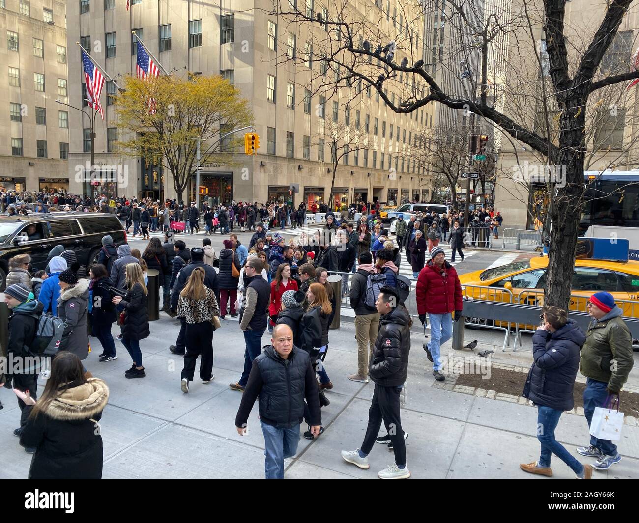 La folla di turisti e Newyorkesi kick off la stagione delle vacanze su 'Venerdì Nero" sulla Quinta Avenue sulla 50a Strada dal Rockefeller Center a midtown Manhatt Foto Stock
