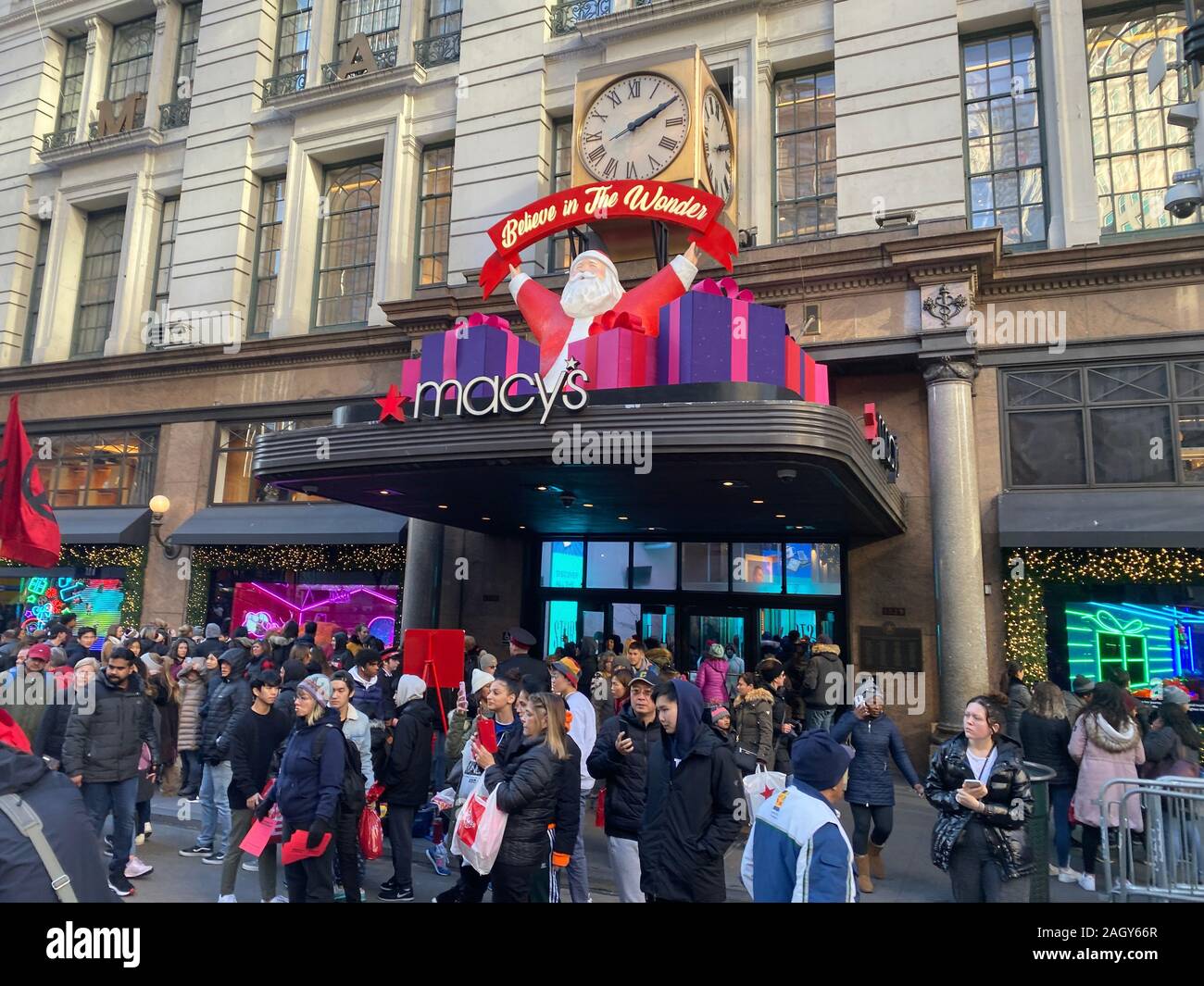 La folla degli acquirenti al di fuori del magazzino Macy's su Broadway e 34th Street dando dei calci a fuori la gazzetta vacanze di Natale stagione di shopping in New York Foto Stock