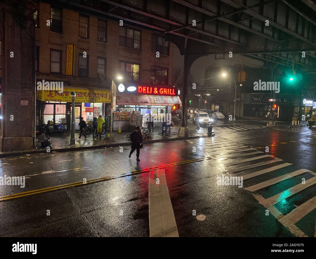 Notte piovosa sotto la metropolitana sopraelevata le vie su New Utrecht Avenue nel Quartiere Park quartiere di Brooklyn, New York. Foto Stock