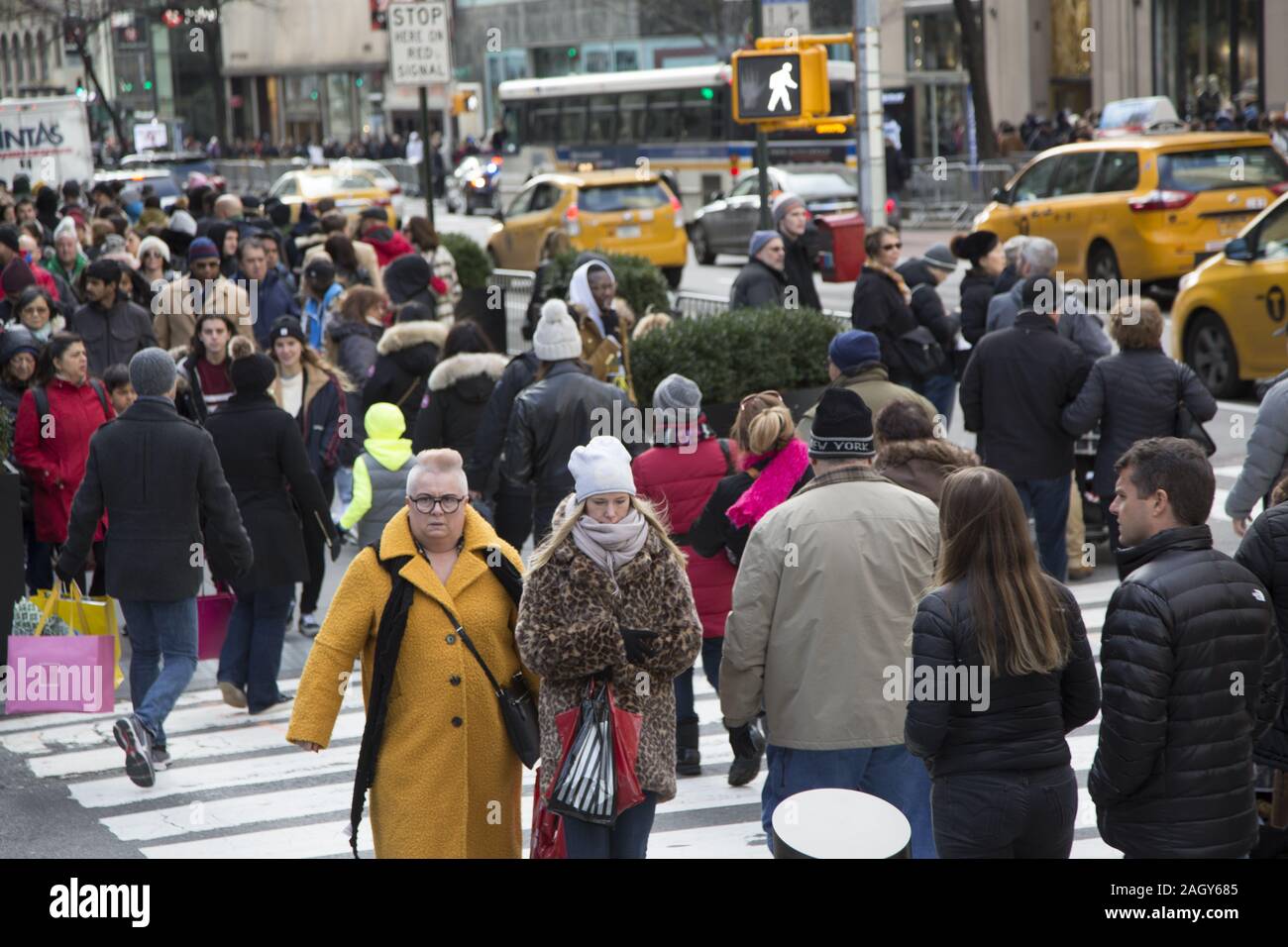 La folla di turisti e Newyorkesi kick off la stagione delle vacanze su 'Venerdì Nero" sulla Quinta Avenue sulla 50a Strada dal Rockefeller Center a midtown Manhatt Foto Stock