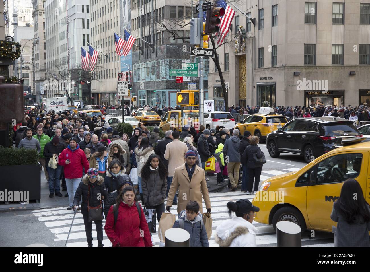 La folla di turisti e Newyorkesi kick off la stagione delle vacanze su 'Venerdì Nero" sulla Quinta Avenue sulla 50a Strada dal Rockefeller Center a midtown Manhatt Foto Stock