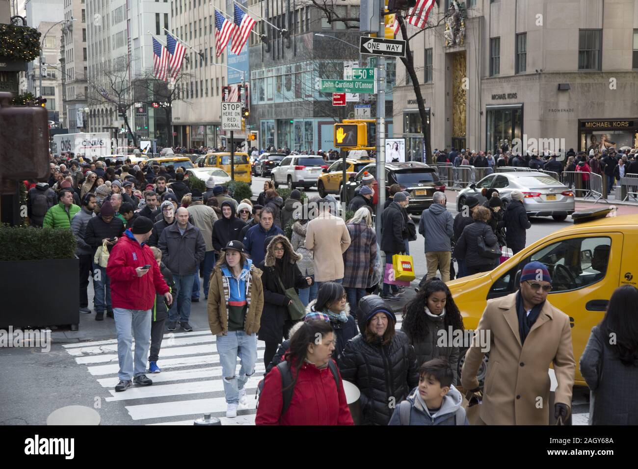 La folla di turisti e Newyorkesi kick off la stagione delle vacanze su 'Venerdì Nero" sulla Quinta Avenue sulla 50a Strada dal Rockefeller Center a midtown Manhatt Foto Stock