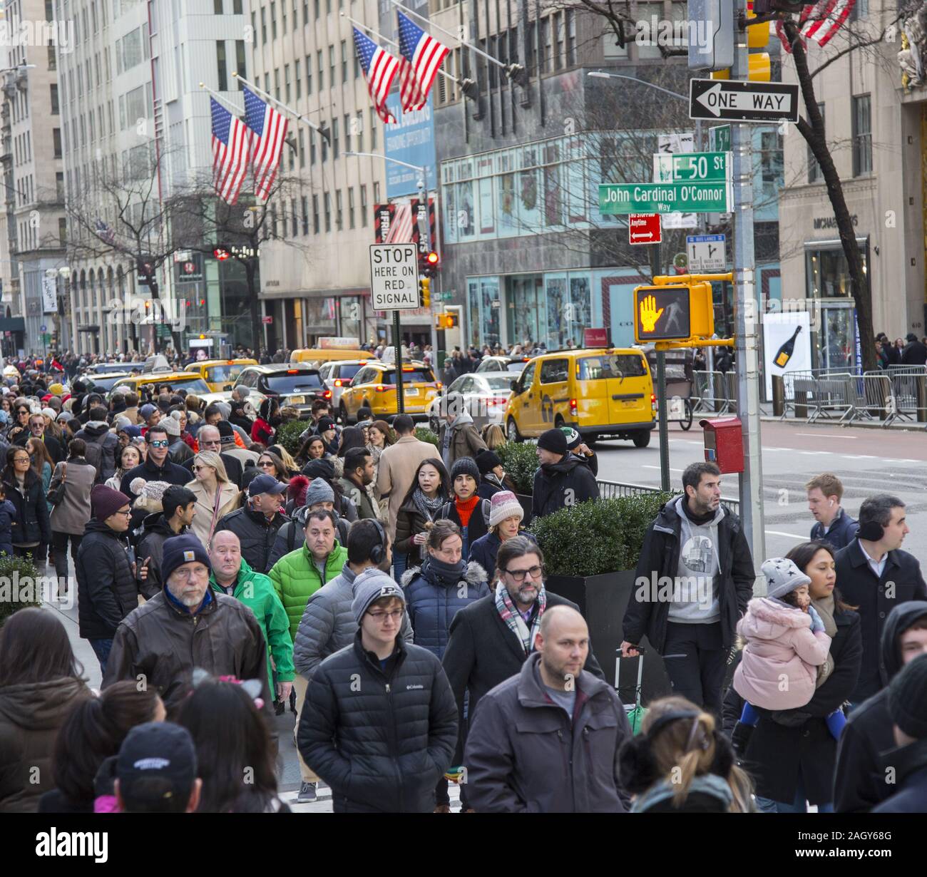 La folla di turisti e Newyorkesi kick off la stagione delle vacanze su 'Venerdì Nero" sulla Quinta Avenue sulla 50a Strada dal Rockefeller Center a midtown Manhatt Foto Stock