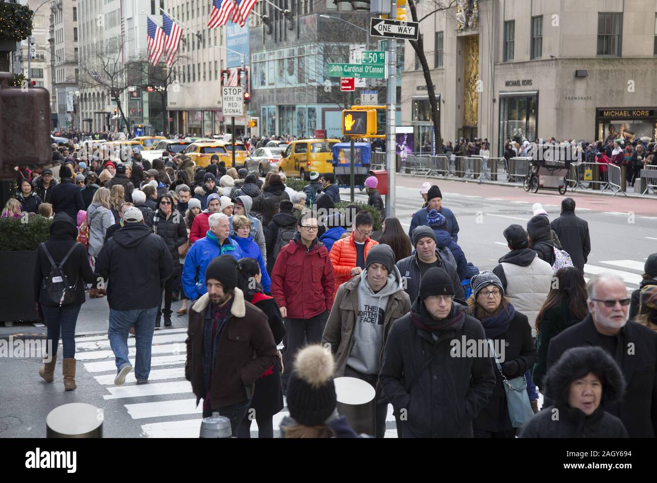La folla di turisti e Newyorkesi kick off la stagione delle vacanze su 'Venerdì Nero" sulla Quinta Avenue sulla 50a Strada dal Rockefeller Center a midtown Manhatt Foto Stock