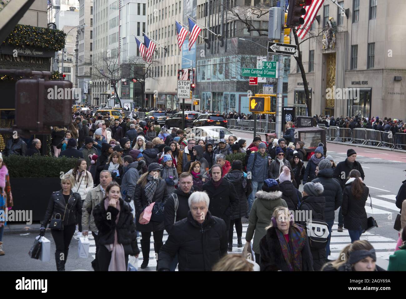 La folla di turisti e Newyorkesi kick off la stagione delle vacanze su 'Venerdì Nero" sulla Quinta Avenue sulla 50a Strada dal Rockefeller Center a midtown Manhatt Foto Stock