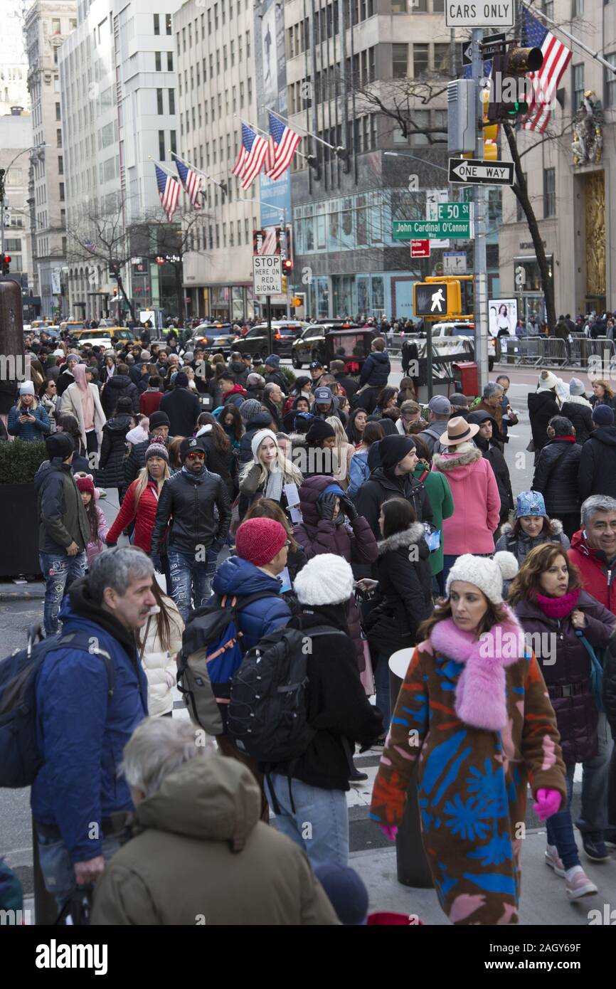 La folla di turisti e Newyorkesi kick off la stagione delle vacanze su 'Venerdì Nero" sulla Quinta Avenue sulla 50a Strada dal Rockefeller Center a midtown Manhatt Foto Stock