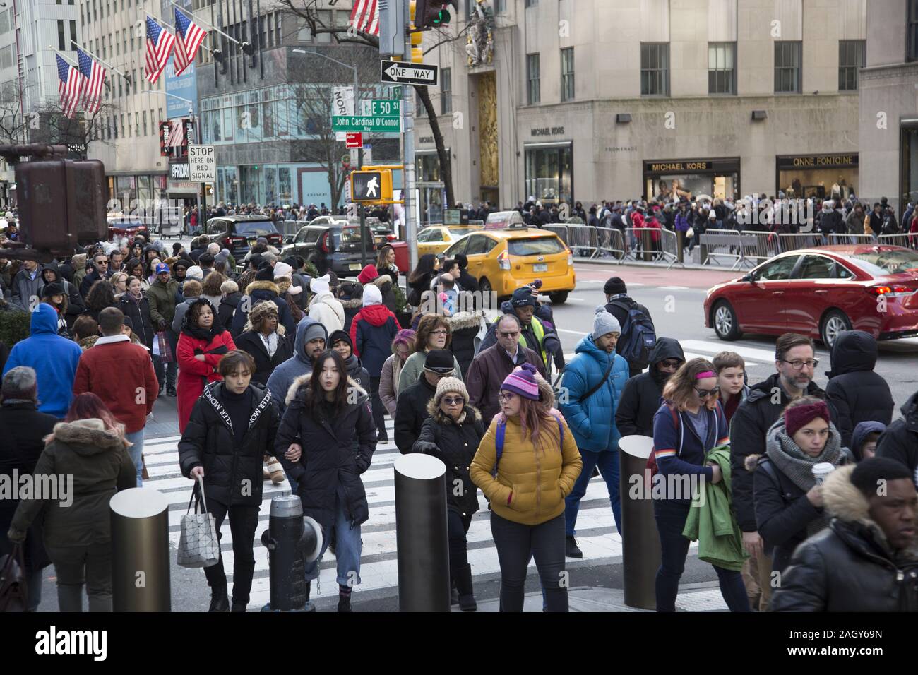 La folla di turisti e Newyorkesi kick off la stagione delle vacanze su 'Venerdì Nero" sulla Quinta Avenue sulla 50a Strada dal Rockefeller Center a midtown Manhatt Foto Stock