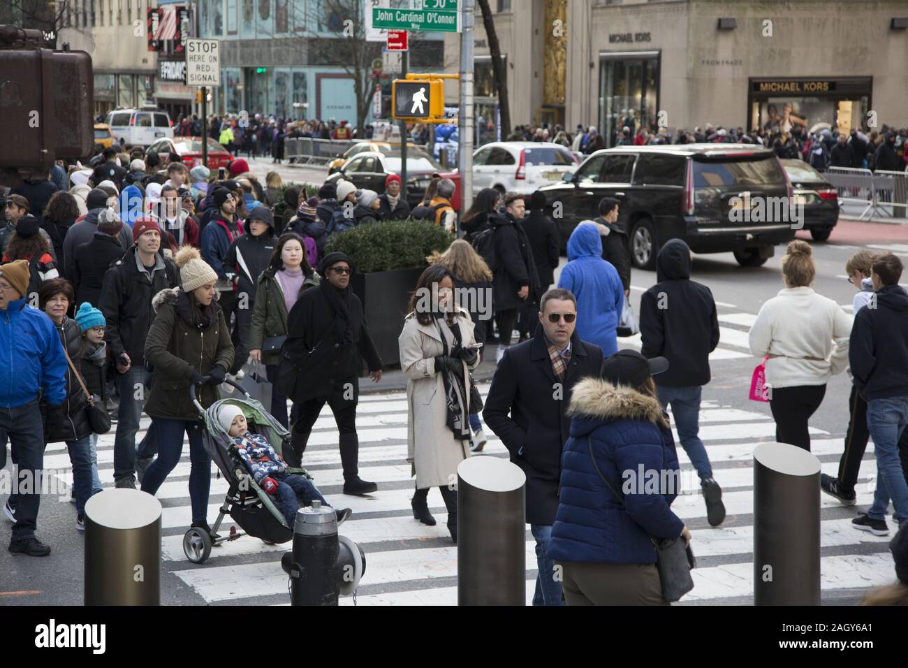 La folla di turisti e Newyorkesi kick off la stagione delle vacanze su 'Venerdì Nero" sulla Quinta Avenue sulla 50a Strada dal Rockefeller Center a midtown Manhatt Foto Stock