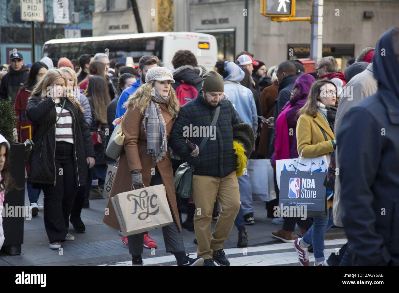 La folla di turisti e Newyorkesi kick off la stagione delle vacanze su 'Venerdì Nero" sulla Quinta Avenue sulla 50a Strada dal Rockefeller Center a midtown Manhatt Foto Stock