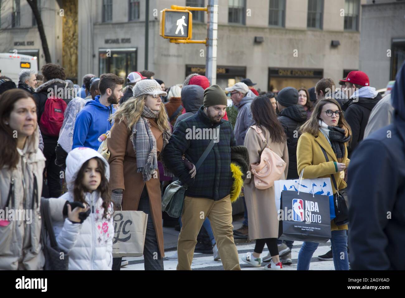 La folla di turisti e Newyorkesi kick off la stagione delle vacanze su 'Venerdì Nero" sulla Quinta Avenue sulla 50a Strada dal Rockefeller Center a midtown Manhatt Foto Stock