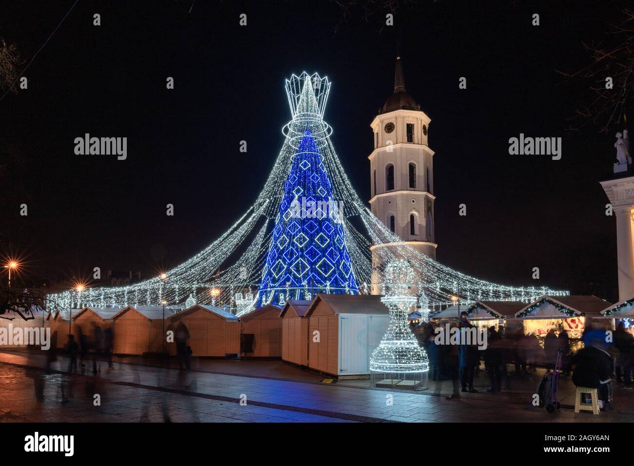 Il più bel albero di Natale per il Natale 2019 e Capodanno 2020 in Europa è in Vilnius Cathedral Square, Lituania. Incredibile albero di Natale è Foto Stock