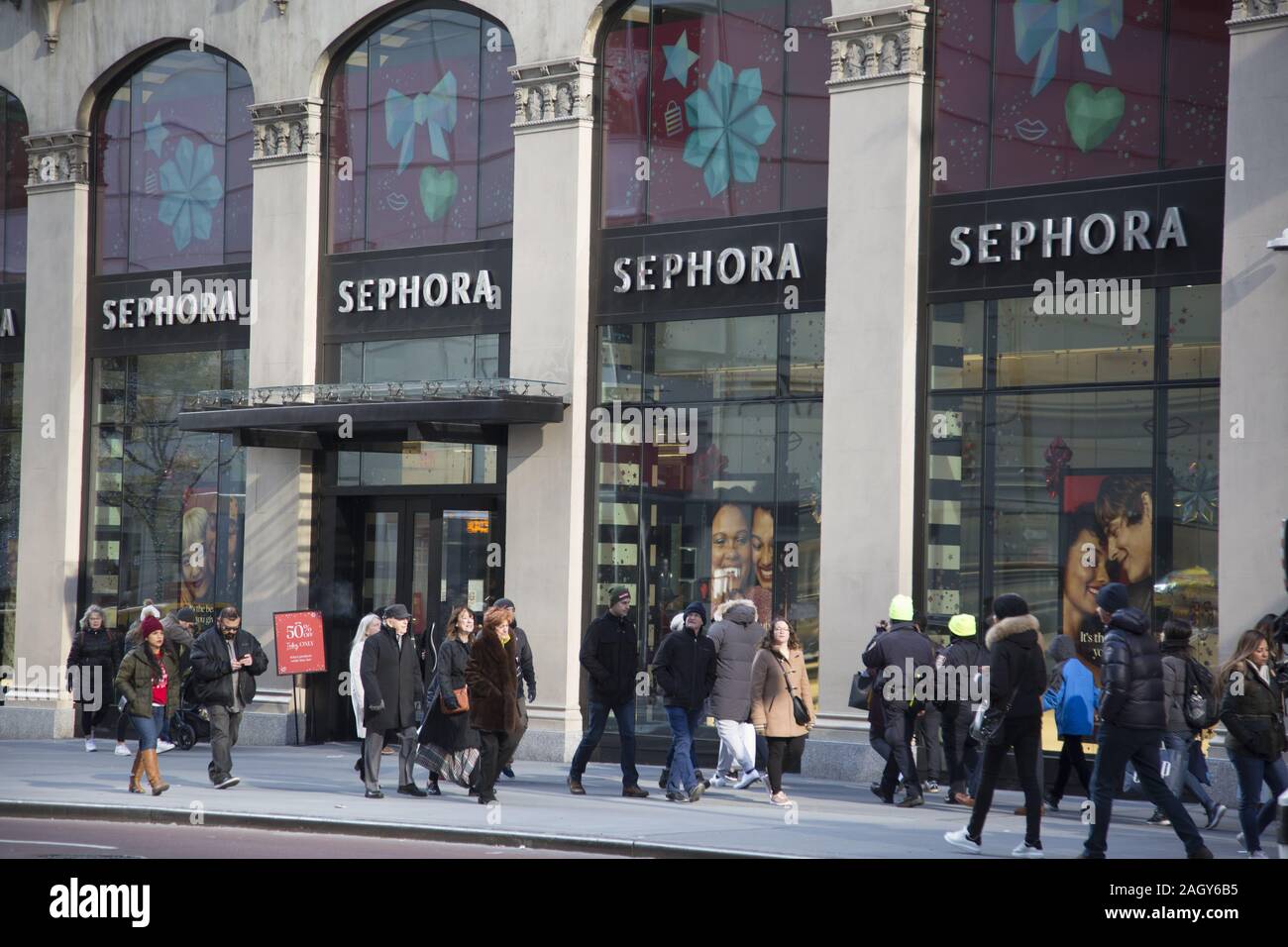 La folla lo shopping su 'Venerdì nero' lungo la Quinta Avenue dando dei calci a fuori la vacanza stagione di shopping nel centro di Manhattan. Foto Stock La folla lo shopping su 'Venerdì nero' lungo la Quinta Avenue dando dei calci a fuori la vacanza stagione di shopping nel centro di Manhattan. Foto Stock