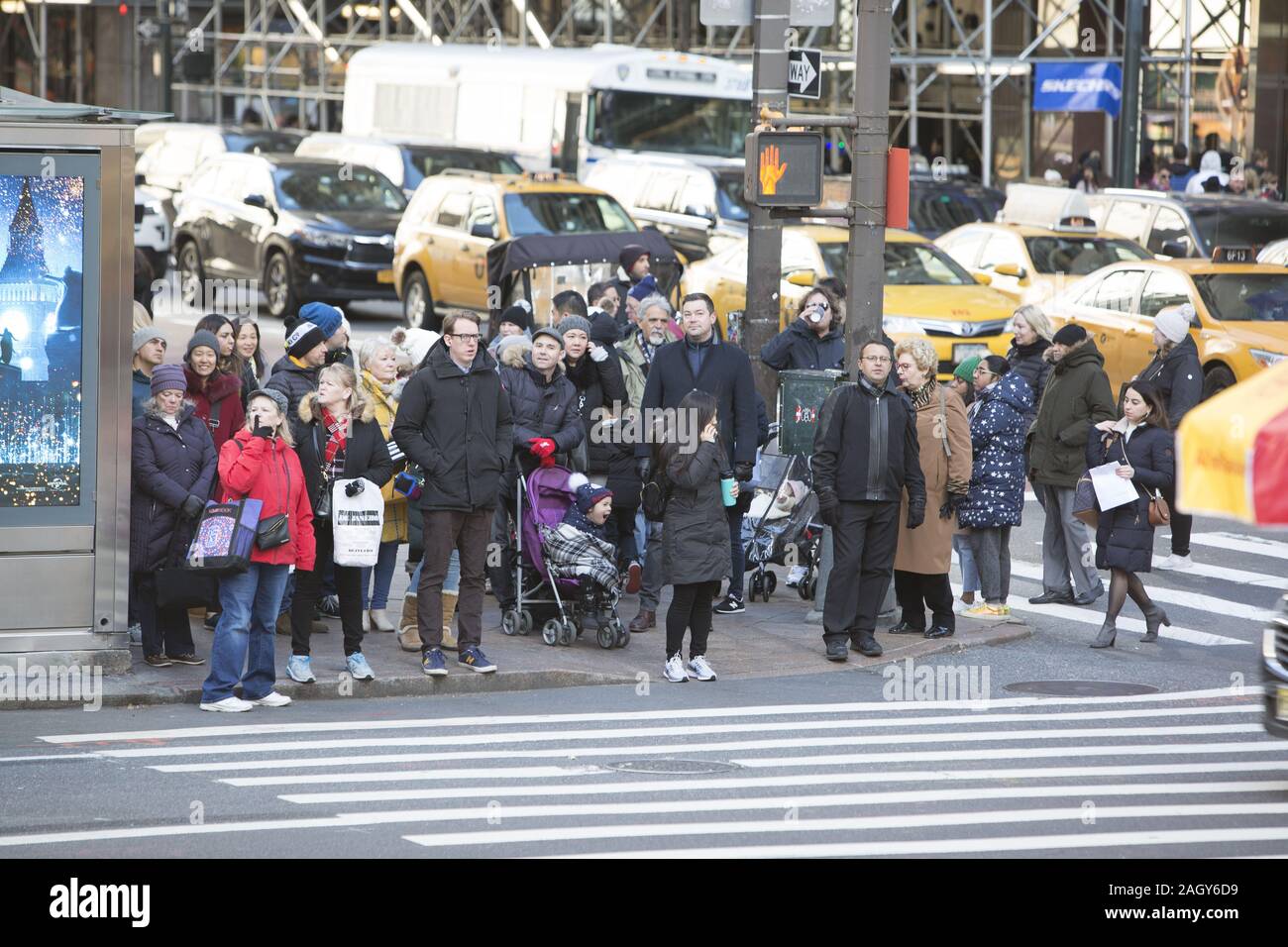 Pedoni cross 42nd Street sulla Quinta Avenue sul Venerdì nero dando dei calci a fuori la vacanza stagione di shopping nella città di New York. Foto Stock Pedoni cross 42nd Street sulla Quinta Avenue sul Venerdì nero dando dei calci a fuori la vacanza stagione di shopping nella città di New York. Foto Stock