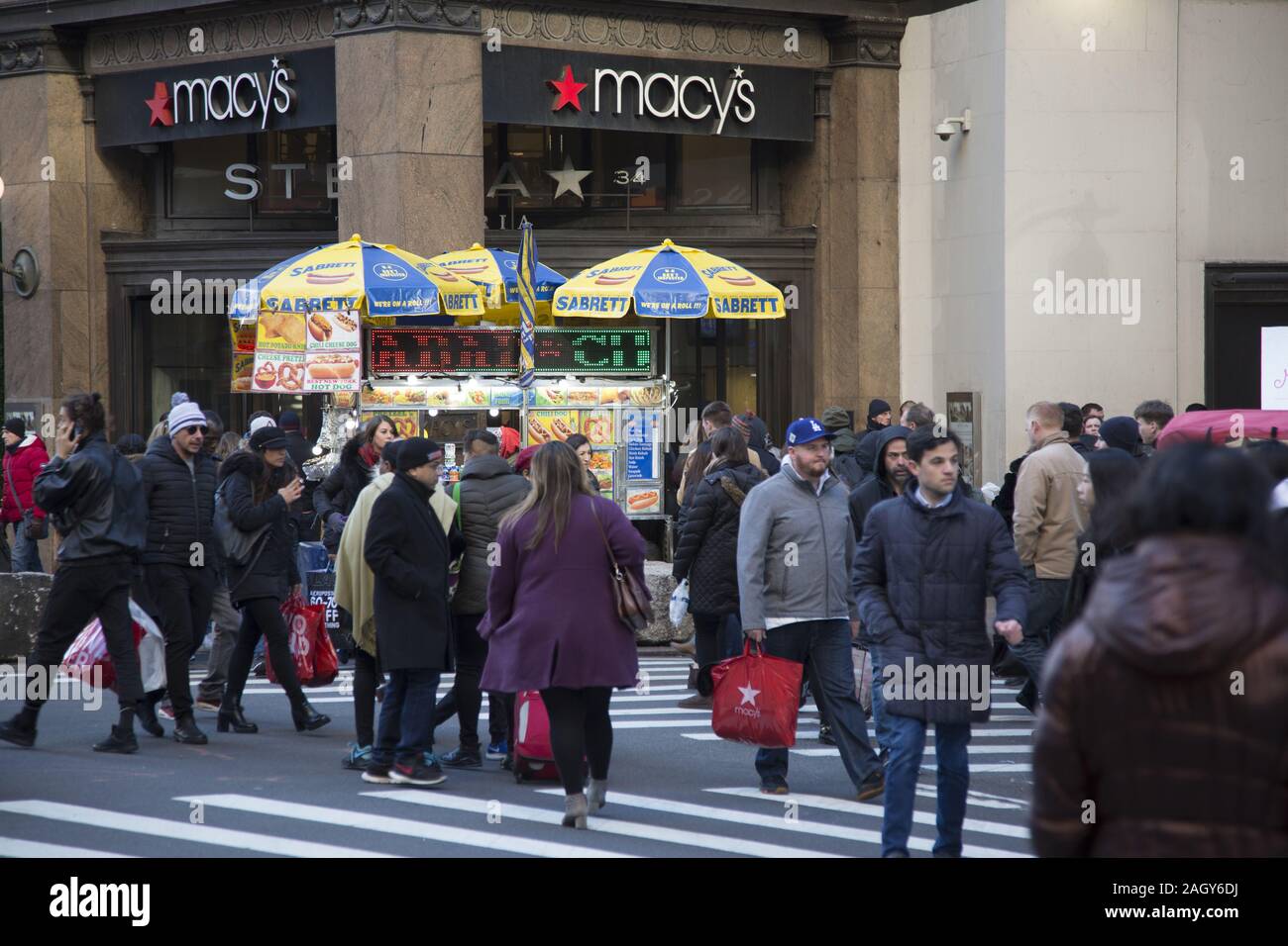 La folla degli acquirenti su Broadway dal magazzino Macy's sul Venerdì nero, ufficialmente dando dei calci a fuori la vacanza stagione di shopping nella città di New York Foto Stock