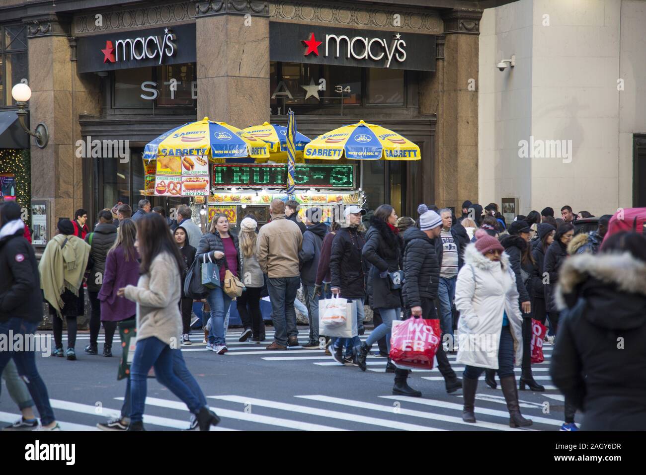 La folla degli acquirenti su Broadway dal magazzino Macy's sul Venerdì nero, ufficialmente dando dei calci a fuori la vacanza stagione di shopping nella città di New York Foto Stock