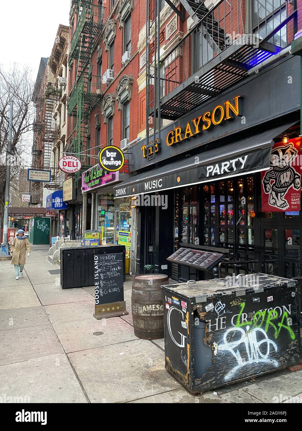 Negozi, ristoranti e vari servizi di prima linea Avenue nell'East Village di Manhattan. Il marciapiede lungo il 1° Ave. btwn 1 & 2 strade. Foto Stock