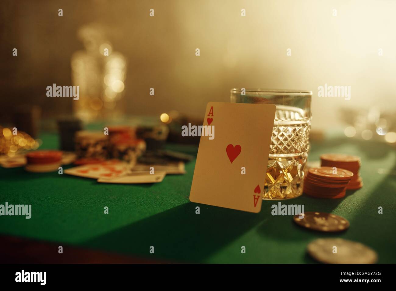Concetto di poker, asso di cuori sul tavolo da gioco Foto Stock