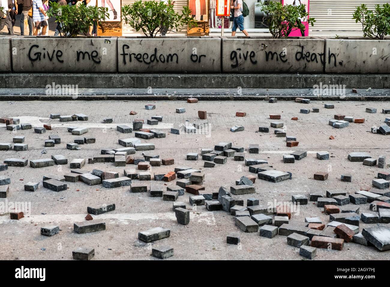 HongKong - Novembre 2019: bloccata su strada e graffiti la lettura "datemi la libertà o mi danno la morte' durante il 2019 HongKong proteste Foto Stock