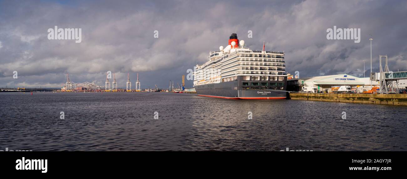 La Cunard nave da crociera MS Queen Victoria e il City Cruise Terminal in Southampton Western Docks Foto Stock