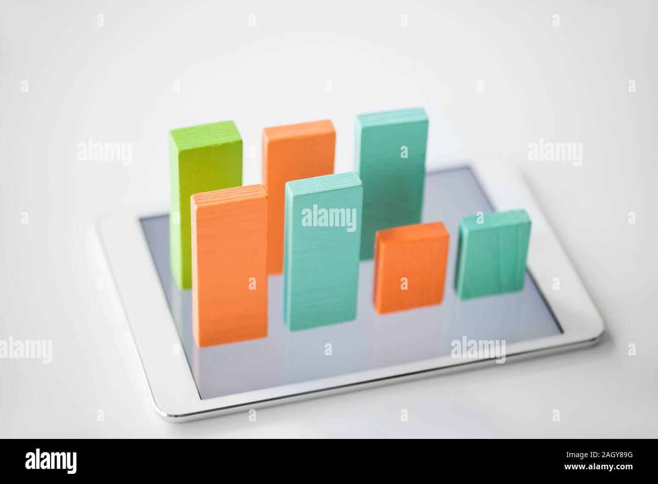 Due righe della piana di mattoni in legno colorato rendendo grafico sullo schermo della tavoletta digitale Foto Stock