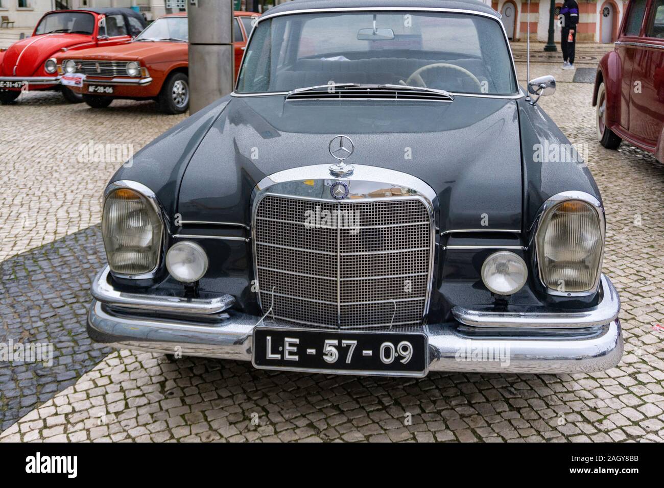 Faro, Portogallo. Una Mercedes Benz 220S parcheggiata a Faro, Portogallo Foto Stock
