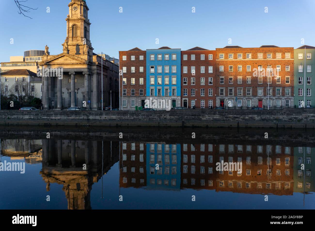 Arran Quay Dublin,l'Irlanda,con san Paolo chiesa cattolica romana che sovrasta la vicina sistemazione in appartamento lungo le rive del fiume Liffey. Foto Stock