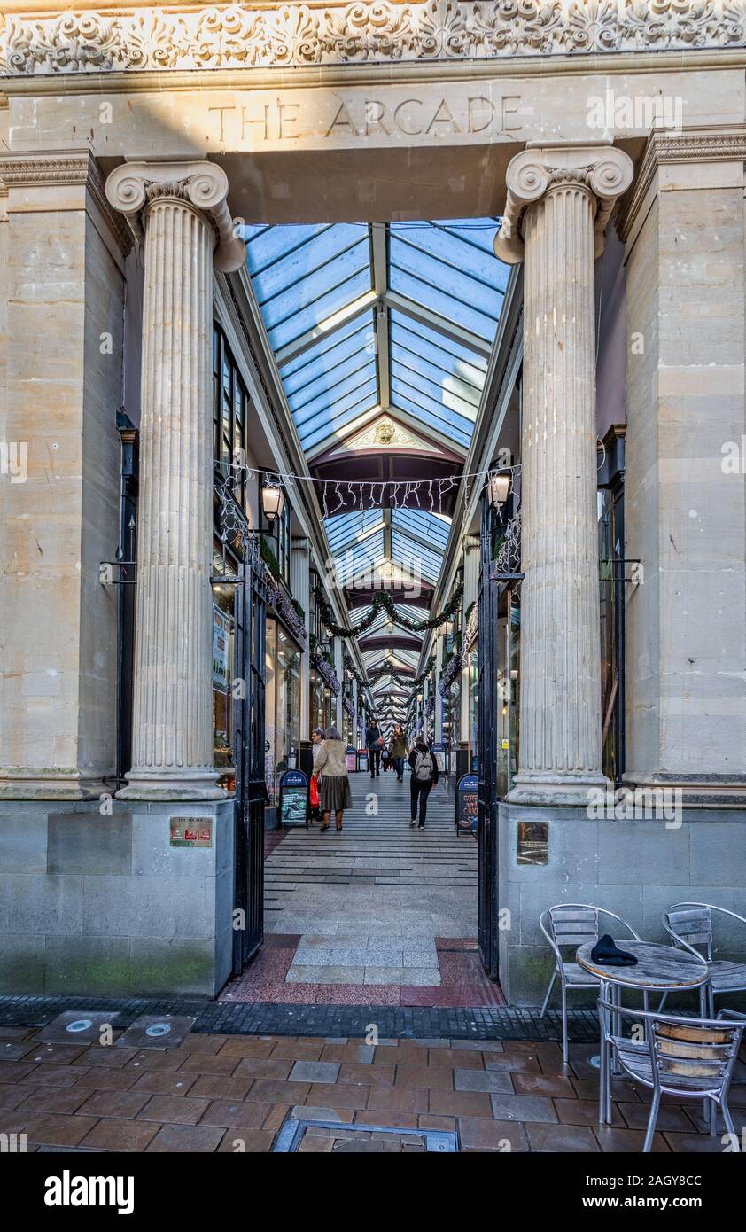 L'Arcade - Il Grade ii Listed Victorian Shopping Arcade in Bristol, Avon, Regno Unito il 21 dicembre 2019 Foto Stock