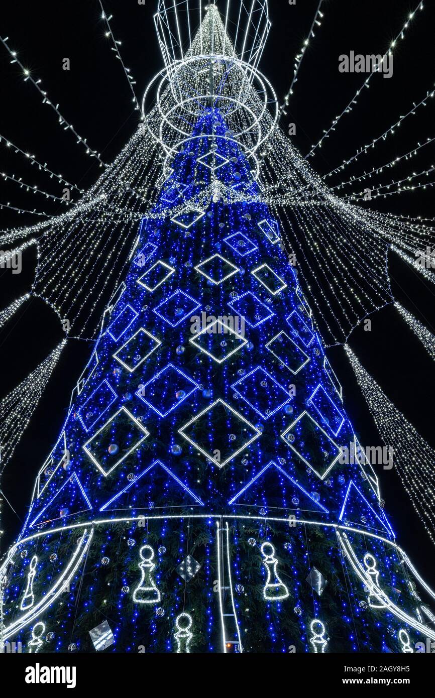 Incredibile Vilnius albero di Natale - il più bel albero di Natale per il Natale 2019 e Capodanno 2020 in Europa. Essa è raffigurata come una regina di scacchi. C Foto Stock