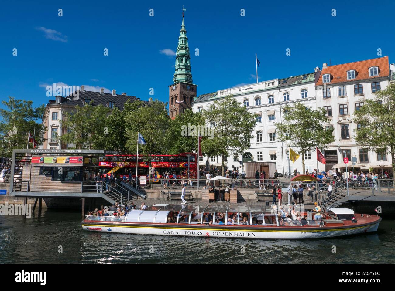 I turisti in una crociera in barca sul canale di Copenaghen, Danimarca Foto Stock