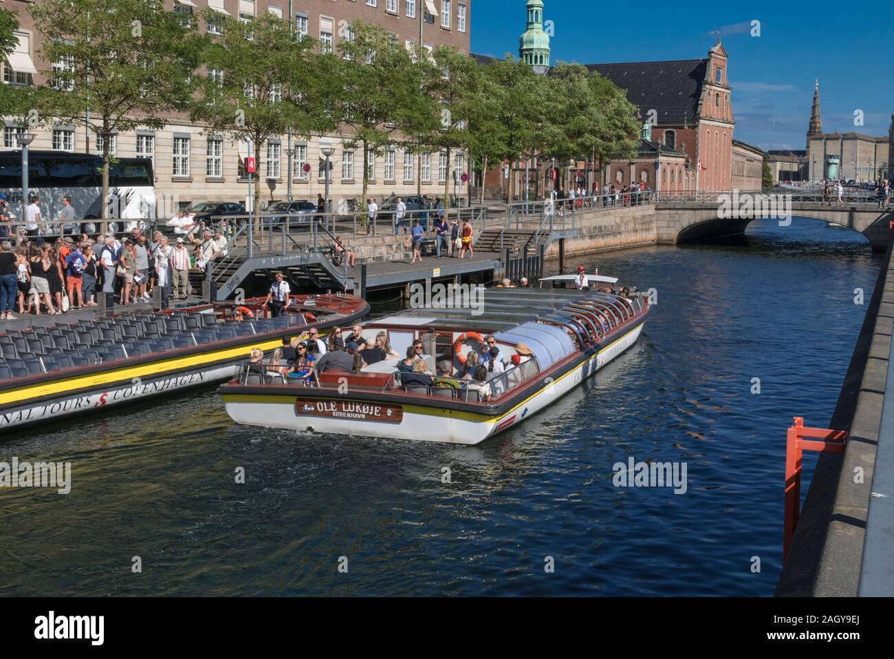 I turisti in una crociera in barca sul canale di Copenaghen, Danimarca Foto Stock