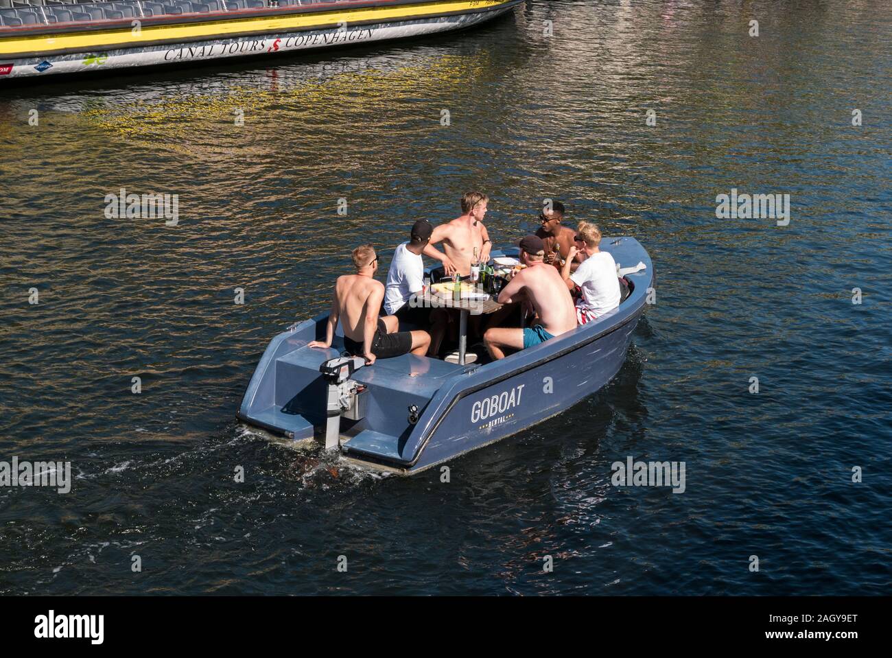Un gruppo di uomini in una piccola crociera in barca sul canale di Copenaghen, Danimarca Foto Stock