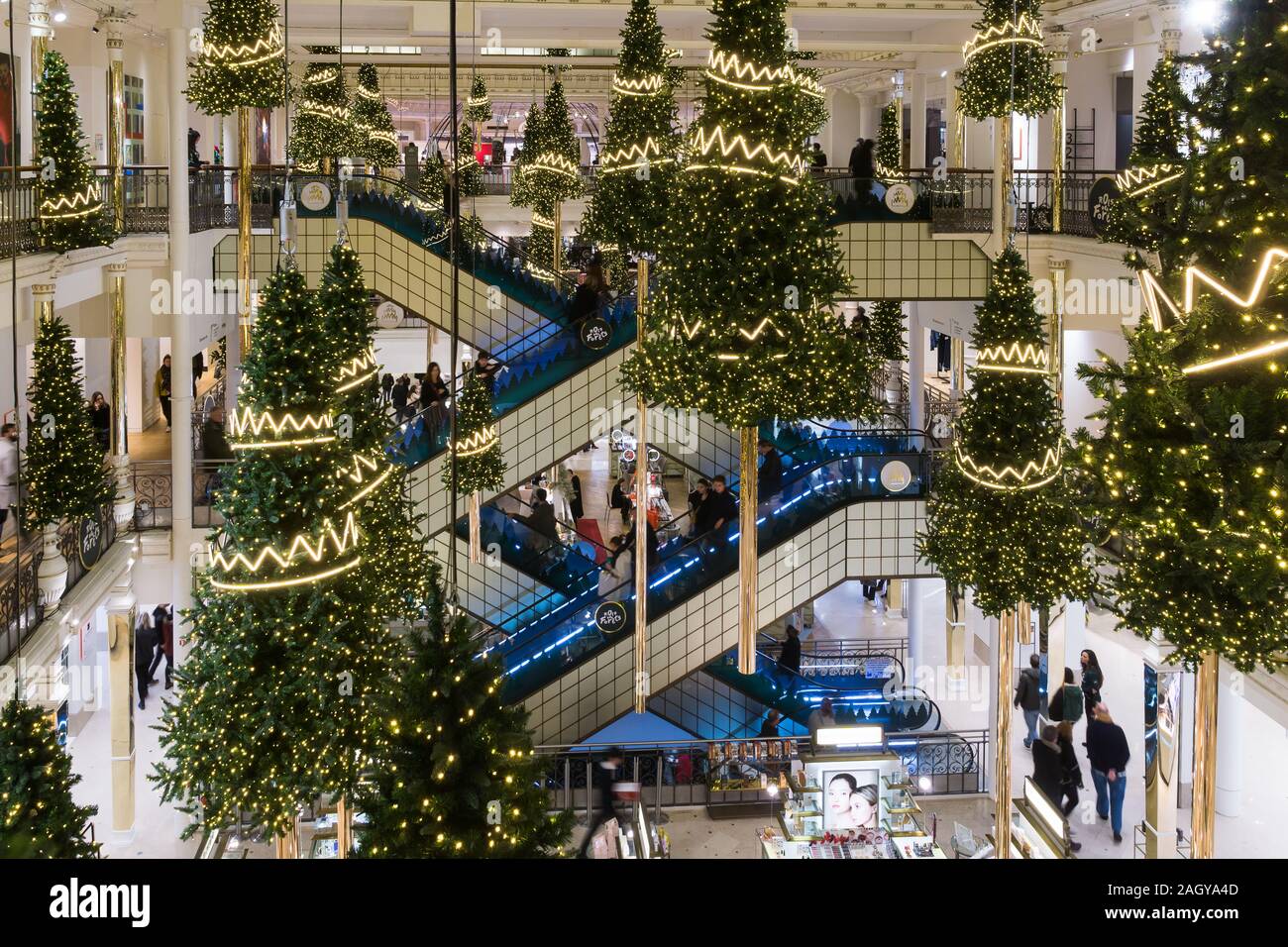 Natale a Parigi Le Bon Marche - interni decorati da Le Bon Marche department store di Parigi, in Francia, in Europa. Foto Stock